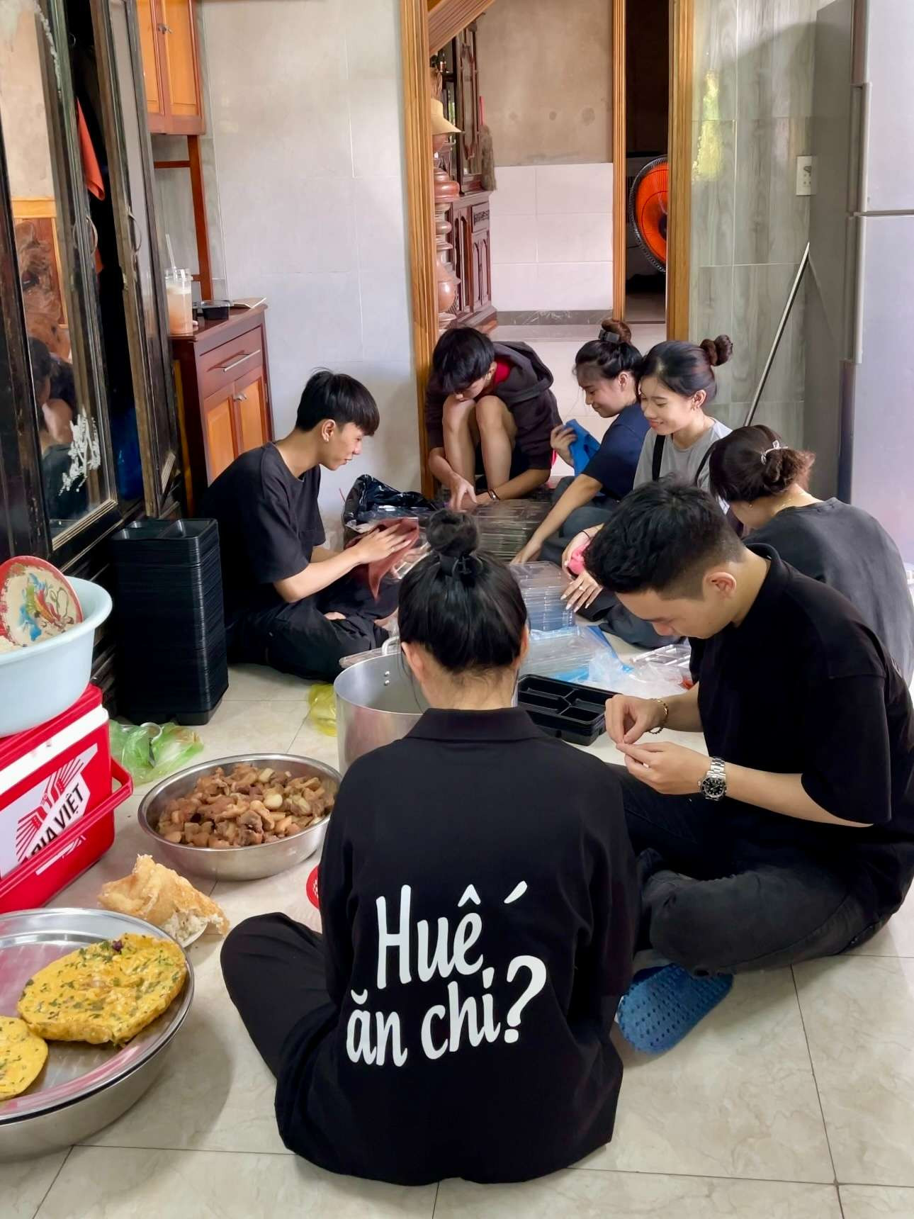 Các bạn trẻ chuẩn bị nguyên liệu để nấu những suất ăn trao tặng người gặp khó khăn.