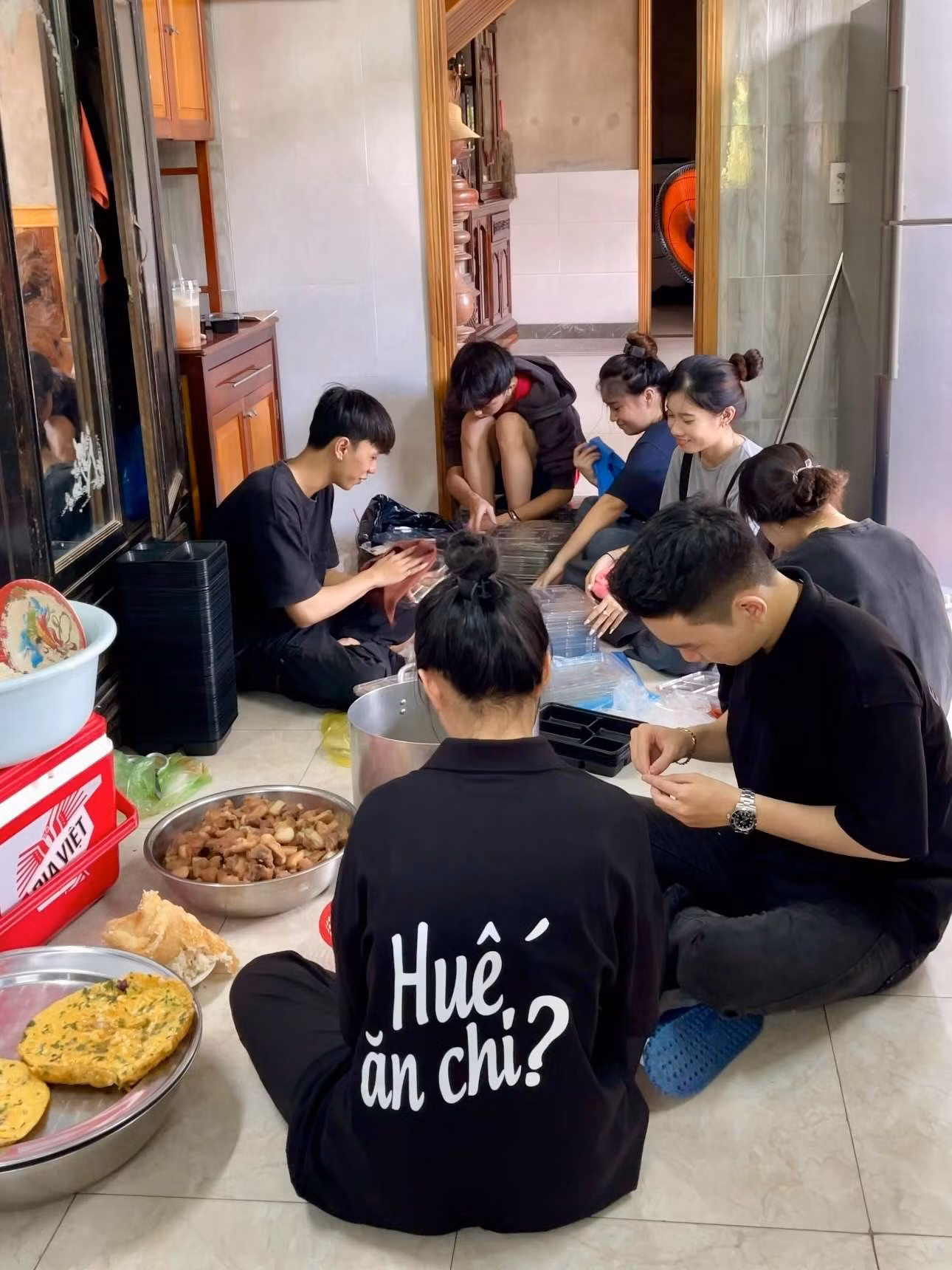 Các bạn trẻ chuẩn bị nguyên liệu để nấu những suất ăn trao tặng người gặp khó khăn.