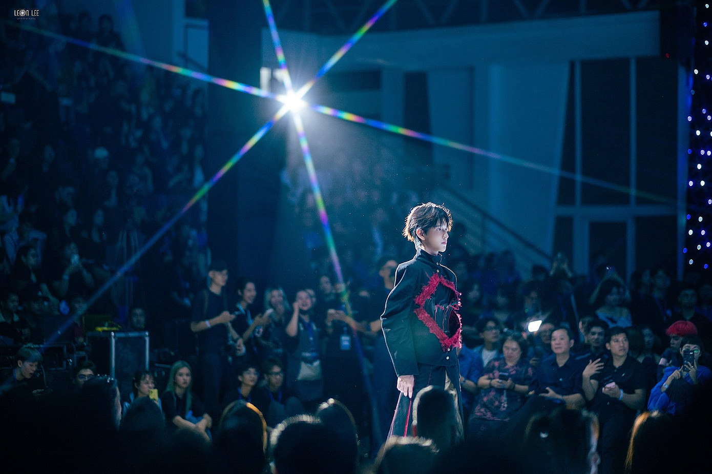 Model Trần Hiếu Trung tự tin toả sáng trên sân khấu trình diễn thời trang.