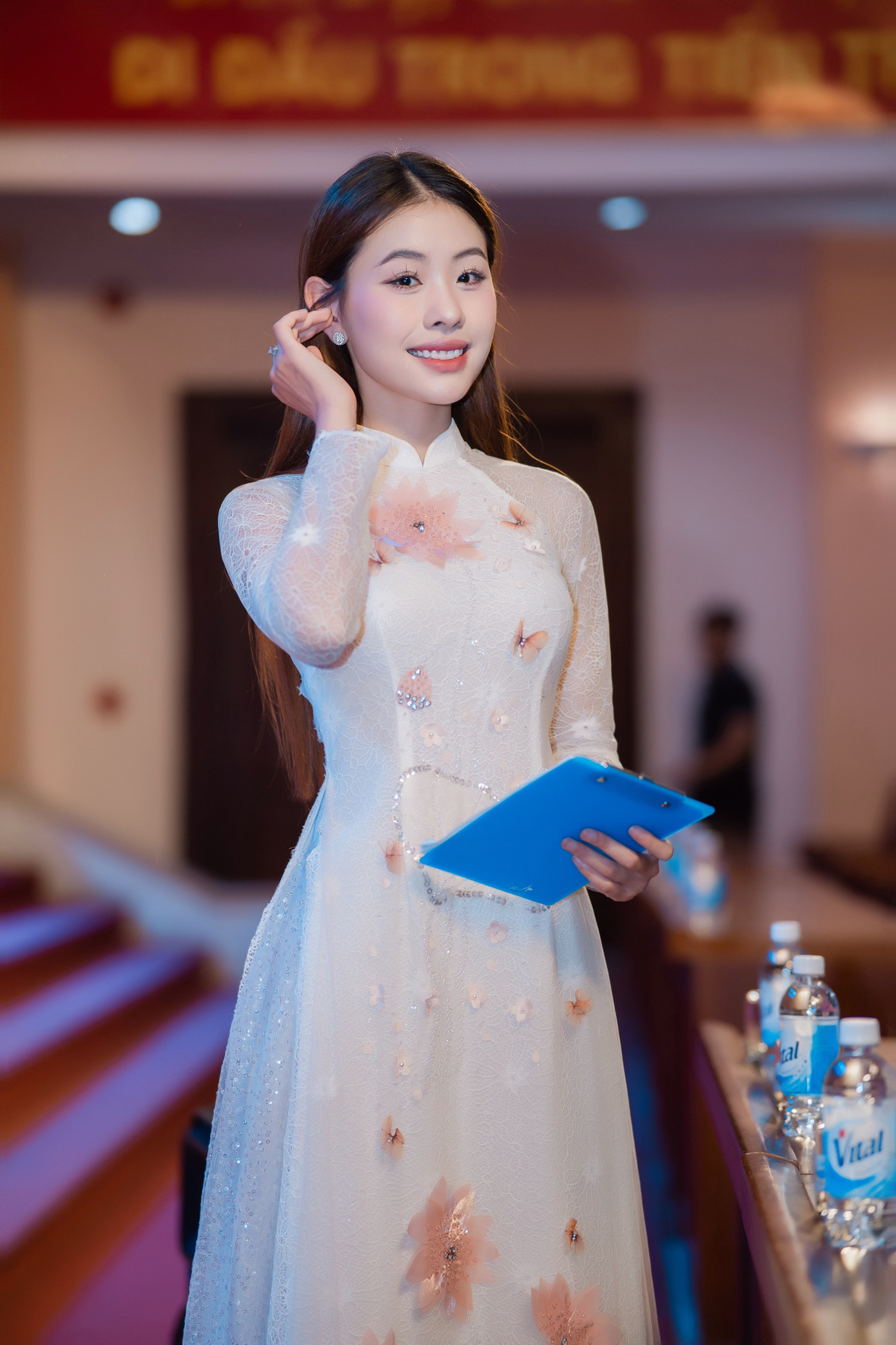 Vân Anh đảm nhiệm vai trò MC trong các sự kiện của nhà trường, nổi bật với phong thái tự tin và khả năng dẫn dắt chương trình chuyên nghiệp. Vân Anh đảm nhiệm vai trò MC trong các sự kiện của nhà trường, nổi bật với phong thái tự tin và khả năng dẫn dắt chương trình chuyên nghiệp.