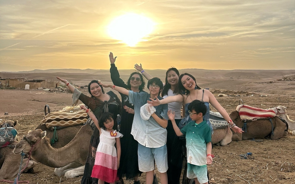 Quỳnh Phương (hàng sau, áo trắng) và gia đình khám phá thành phố Marrakech nổi tiếng của Ma-rốc.