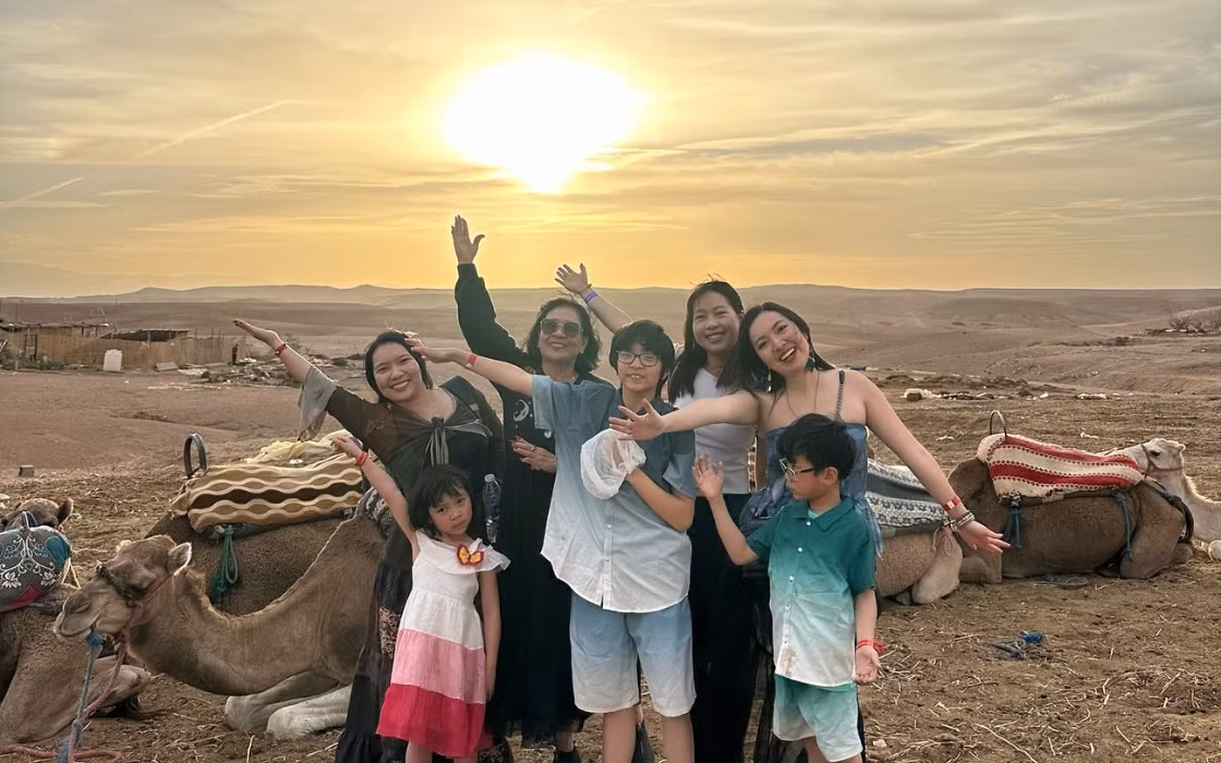 Quỳnh Phương (hàng sau, áo trắng) và gia đình khám phá thành phố Marrakech nổi tiếng của Ma-rốc.