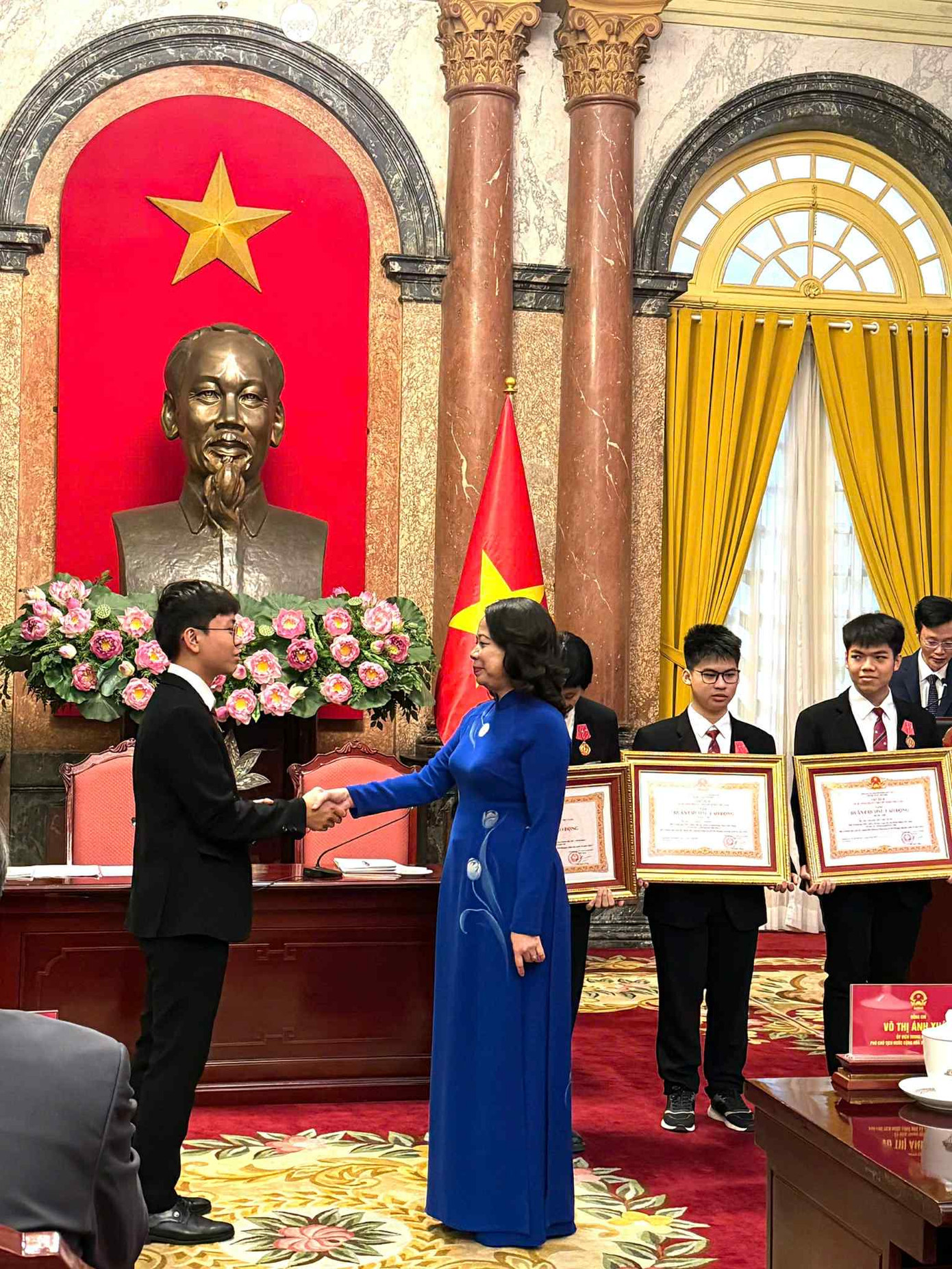 Nguyễn Sĩ Hiếu được trao Huân chương Lao động hạng Nhì tại Phủ Chủ tịch. Nguyễn Sĩ Hiếu được trao Huân chương Lao động hạng Nhì tại Phủ Chủ tịch.