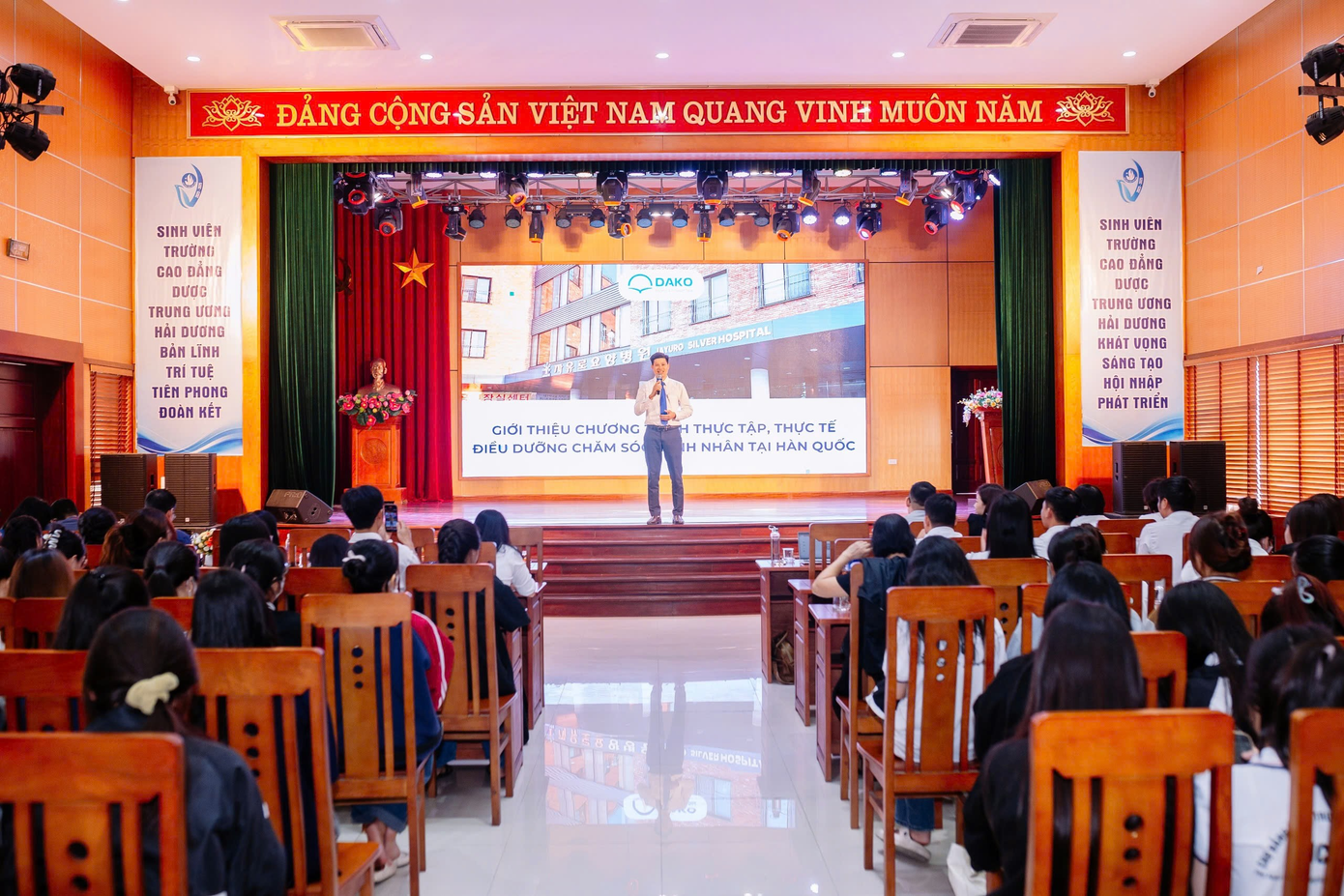 Sinh viên nhà trường trong một buổi hướng nghiệp của doanh nghiệp. Sinh viên nhà trường trong một buổi hướng nghiệp của doanh nghiệp.