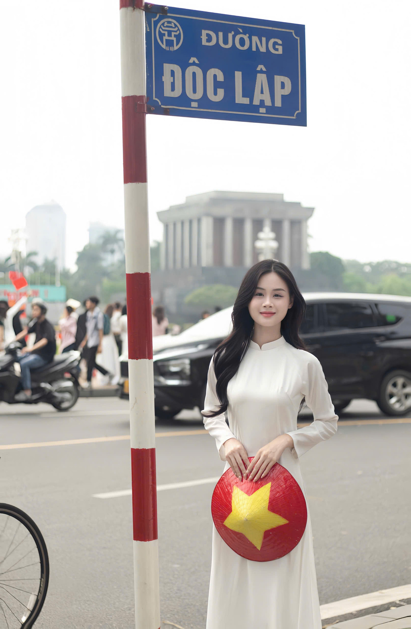 Hoàng Ngân xinh xắn trong tà áo dài bên lăng Bác, hướng về ngày Giải phóng miền Nam, thống nhất đất nước. Hoàng Ngân xinh xắn trong tà áo dài bên lăng Bác, hướng về ngày Giải phóng miền Nam, thống nhất đất nước.