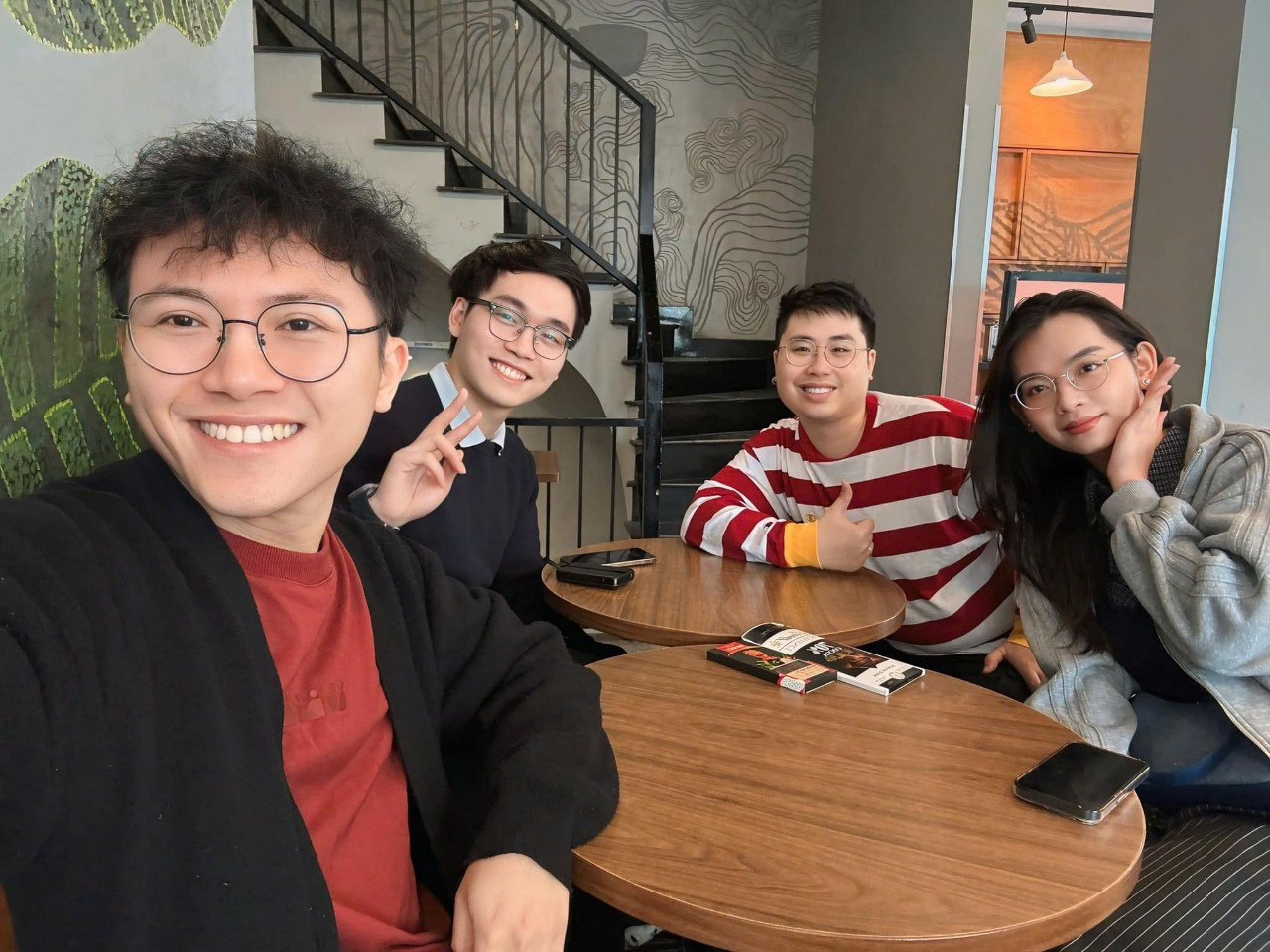 Trong khoảnh khắc chông chênh, Sang luôn nhận được lời động viên từ bạn bè khiến anh thêm tự tin. Trong khoảnh khắc chông chênh, Sang luôn nhận được lời động viên từ bạn bè khiến anh thêm tự tin.