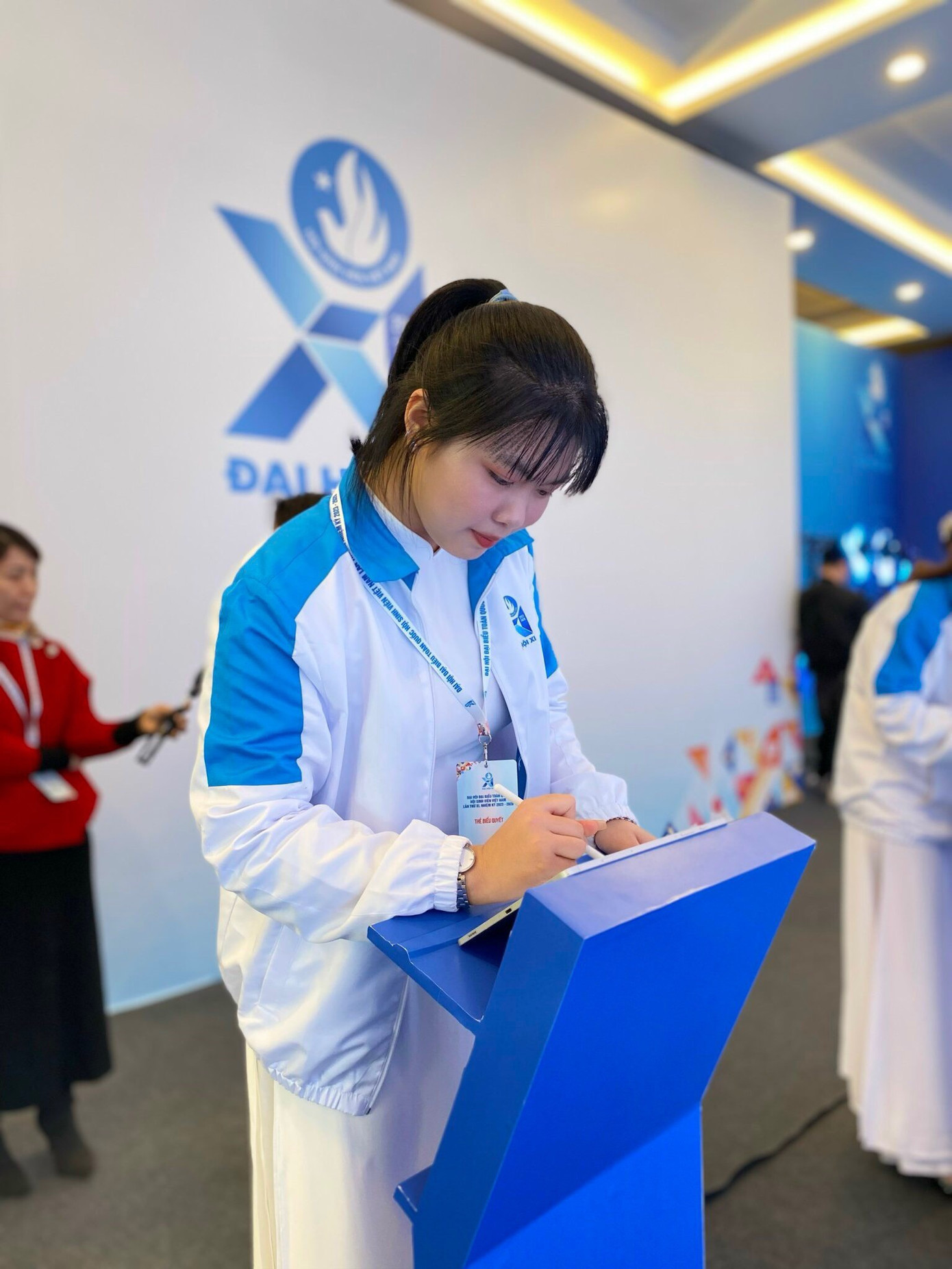 Quỳnh Nga luôn nhiệt huyết cống hiến, tiên phong trong các hoạt động Đoàn - Hội. Quỳnh Nga luôn nhiệt huyết cống hiến, tiên phong trong các hoạt động Đoàn - Hội.