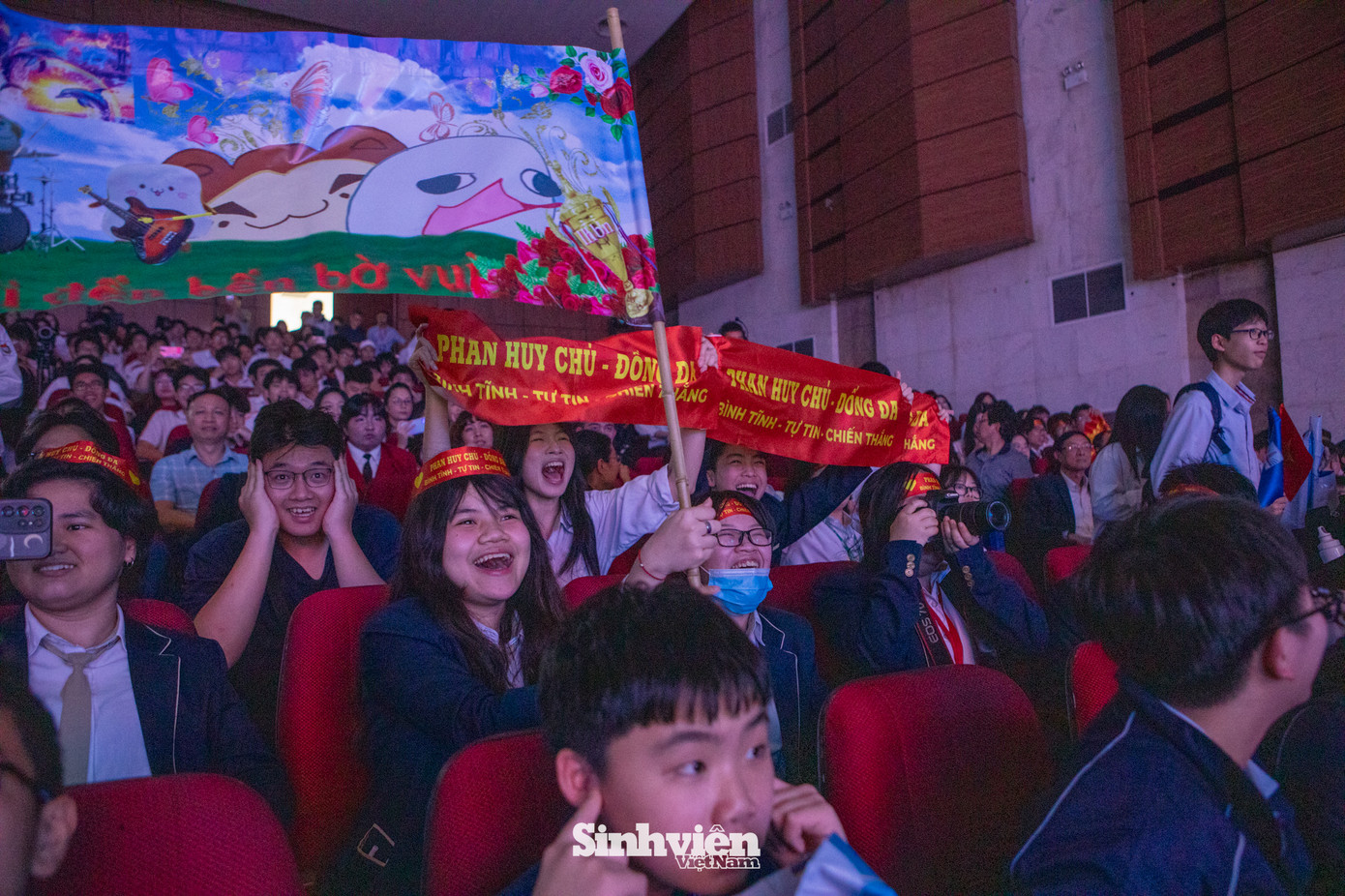 Khán đài tràn ngập tiếng hò reo, cổ vũ nhiệt tình từ các bạn học sinh và những người yêu âm nhạc.