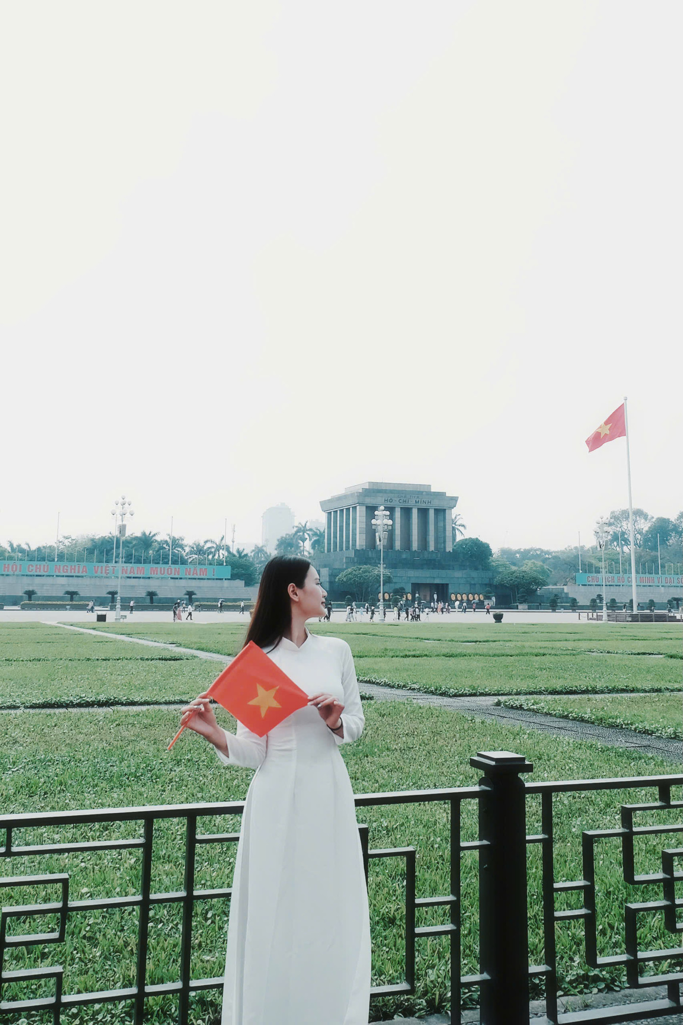 Với Kim Ngân, chiếc áo dài trắng không chỉ là trang phục truyền thống, mà còn là lời tri ân sâu sắc đối với những thế hệ đã hy sinh vì độc lập, tự do của Tổ quốc. Với Kim Ngân, chiếc áo dài trắng không chỉ là trang phục truyền thống, mà còn là lời tri ân sâu sắc đối với những thế hệ đã hy sinh vì độc lập, tự do của Tổ quốc.