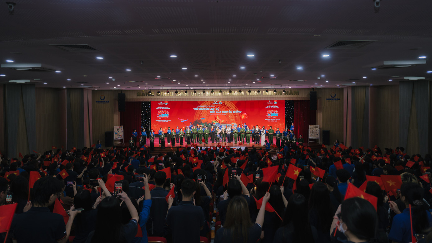 Gần 1.000 sinh viên chăm chú lắng nghe – từng câu chuyện là một lát cắt lịch sử. Gần 1.000 sinh viên chăm chú lắng nghe – từng câu chuyện là một lát cắt lịch sử.