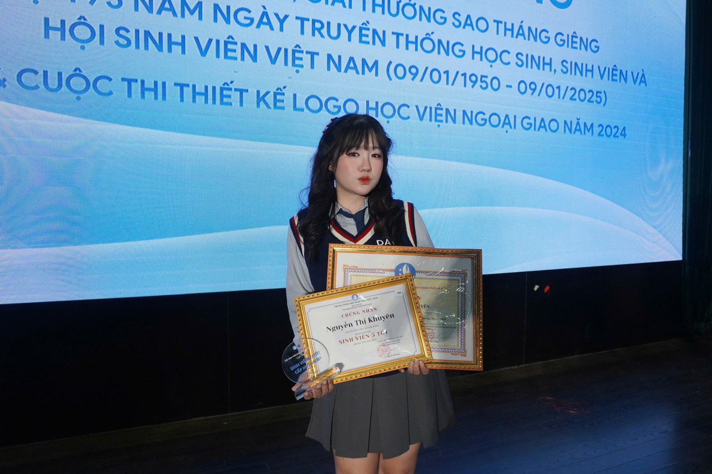 Nữ sinh được trao tặng nhiều bằng khen vì có thành tích xuất sắc trong công tác Đoàn - Hội. Nữ sinh được trao tặng nhiều bằng khen vì có thành tích xuất sắc trong công tác Đoàn - Hội.