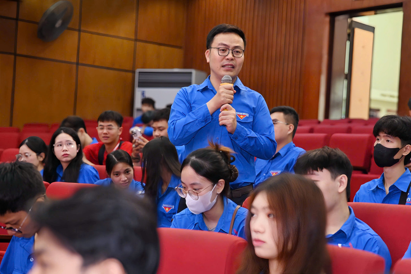 Đồng chí Nguyễn Văn Khởi tổ chức tập huấn cho hơn 200 chiến sĩ tình nguyện ngay sau lễ ra quân, lắng nghe chia sẻ và giải đáp thắc mắc của sinh viên trước khi lên đường thực hiện nhiệm vụ.