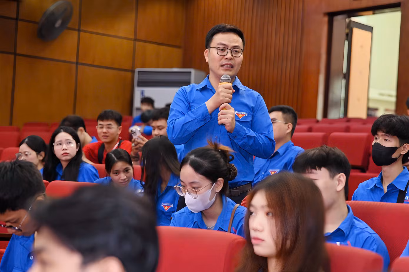 Đồng chí Nguyễn Văn Khởi tổ chức tập huấn cho hơn 200 chiến sĩ tình nguyện ngay sau lễ ra quân, lắng nghe chia sẻ và giải đáp thắc mắc của sinh viên trước khi lên đường thực hiện nhiệm vụ.
