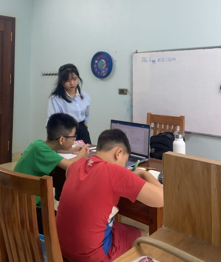 Thanh Huyền đang giảng bài cho học sinh với sự tận tâm và lòng yêu nghề giáo dục.