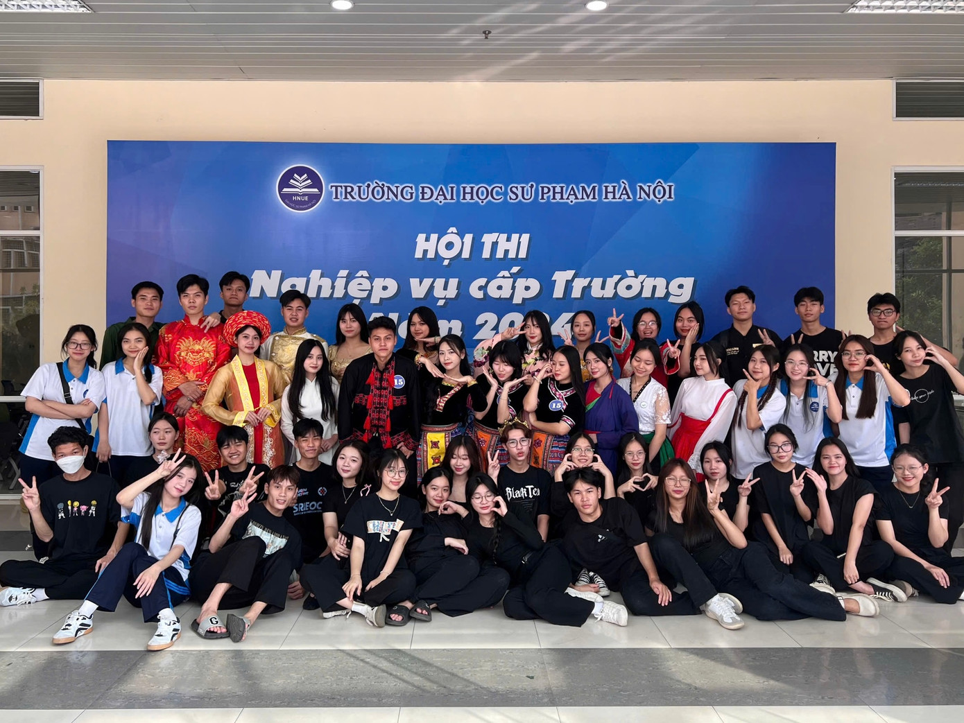 Thảo Chi chụp cùng đội thi Màn chào hỏi, phần thi Sân khấu hóa, Hội thi Nghiệp vụ Sư phạm cấp Trường năm 2024. Thảo Chi chụp cùng đội thi Màn chào hỏi, phần thi Sân khấu hóa, Hội thi Nghiệp vụ Sư phạm cấp Trường năm 2024.