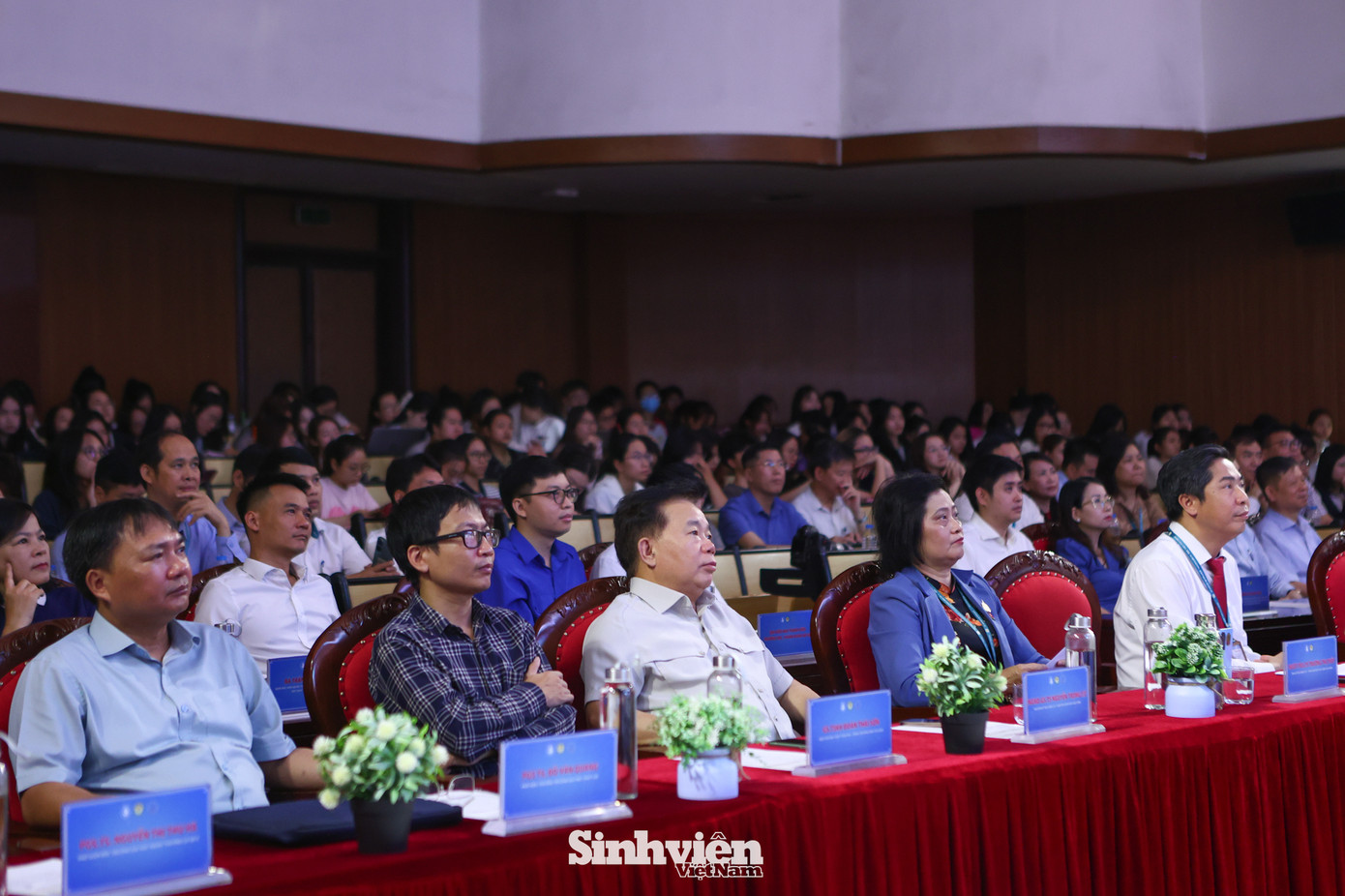 Tham dự chương trình có ông Vũ Thanh Mai – Phó Trưởng Ban Tuyên giáo Trung ương; anh Nguyễn Minh Triết – Bí thư Trung ương Đoàn, Chủ tịch Trung ương Hội Sinh viên Việt Nam; anh Lâm Tùng – Phó Trưởng Ban Thanh niên Trường học Trung ương Đoàn, Giám đốc Trung tâm Hỗ trợ và Phát triển sinh viên Việt Nam. TS. Nguyễn Thị Hương – Cục trưởng Cục Thống kê, Bộ Kế hoạch và Đầu tư; ông Hoàng Đình Vinh – đại diện Ban Chính sách, Chiến lược Trung ương; ông Nguyễn Văn Thanh – Trưởng Ban Dân tộc, Tôn giáo và Kiều bào, Ủy ban Trung ương Mặt trận Tổ quốc Việt Nam; GS. TSKH. Đoàn Thái Sơn – Viện trưởng Viện Toán học, Viện Hàn lâm Khoa học và Công nghệ Việt Nam; TS. Lê Thị Thùy Vân – Phó Viện trưởng Viện Chiến lược và Chính sách tài chính, Bộ Tài chính. Sự kiện còn có sự tham dự của đại diện các bộ, ban, ngành, đoàn thể Trung ương và TP. Hà Nội, cùng các chuyên gia, nhà khoa học, thành viên Ban Giám khảo, Ban Lãnh đạo Học viện Tài chính, đại diện các trường đại học và đông đảo sinh viên, cựu thí sinh qua các mùa thi.