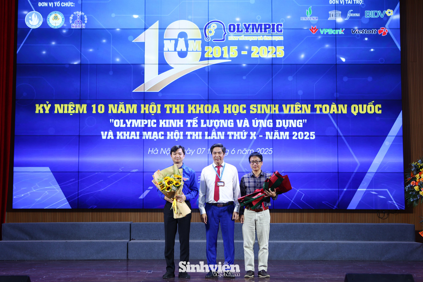 PGS. TS. Nguyễn Đào Tùng tặng hoa cảm ơn đại diện đơn vị đồng tổ chức: anh Nguyễn Minh Triết - Chủ tịch Trung ương Hội SVVN và GS. TSKH. Đoàn Thái Sơn – Viện trưởng Viện Toán học.