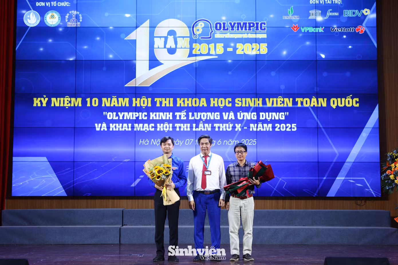 PGS. TS. Nguyễn Đào Tùng tặng hoa cảm ơn đại diện đơn vị đồng tổ chức: anh Nguyễn Minh Triết - Chủ tịch Trung ương Hội SVVN và GS. TSKH. Đoàn Thái Sơn – Viện trưởng Viện Toán học.