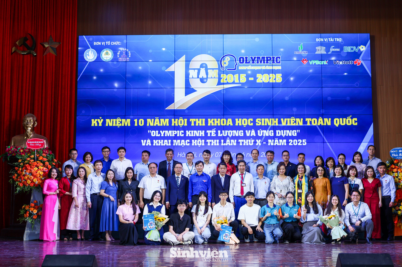 Các đại biểu cùng các thí sinh chụp ảnh lưu niệm kỷ niệm 10 năm Hội thi khoa học sinh viên toàn quốc "Olympic Kinh tế lượng và ứng dụng".