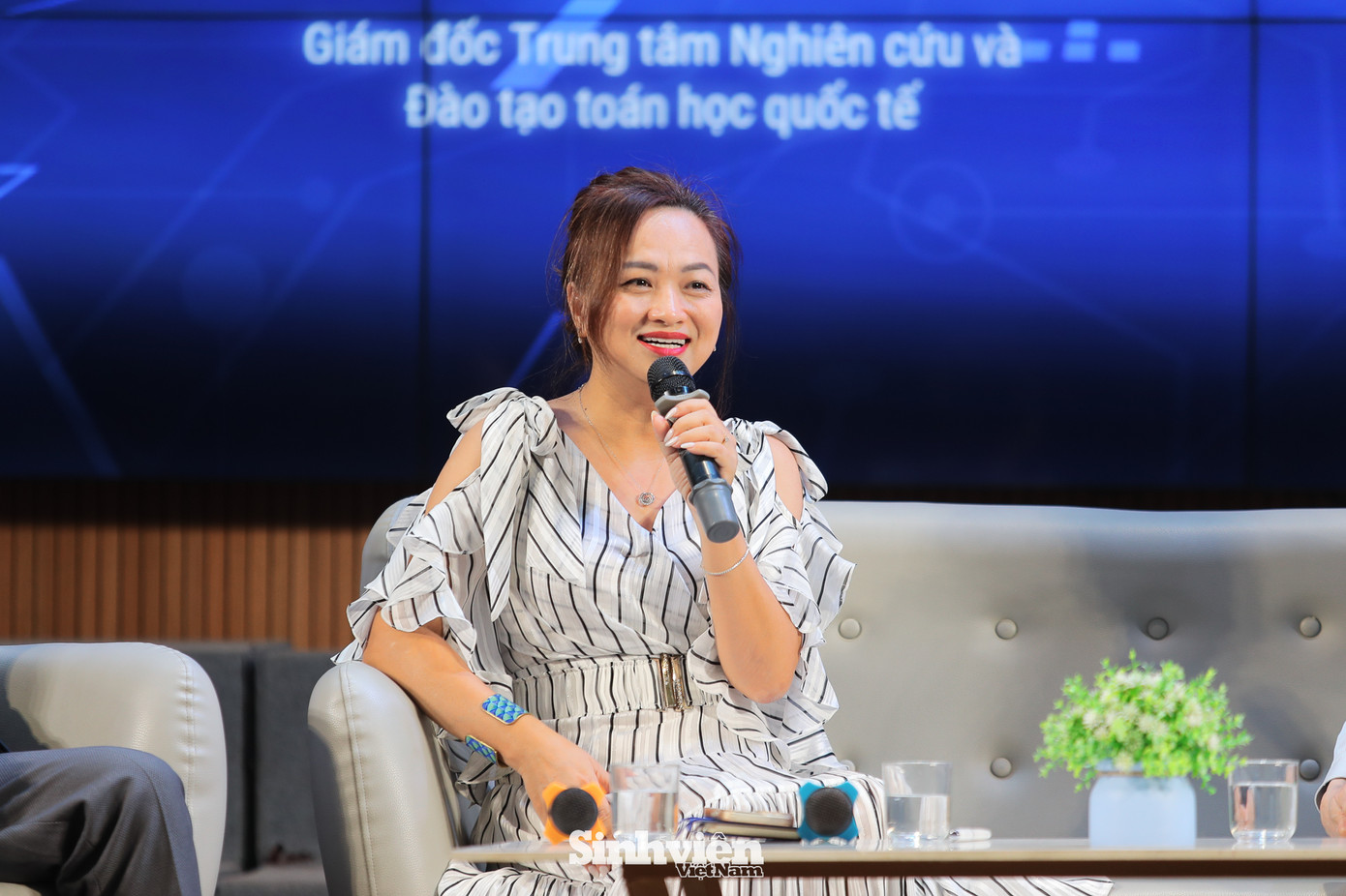 Tại Tọa đàm "Dấu ấn 10 năm Olympic Kinh tế lượng và Ứng dụng", các diễn giả đã cùng nhìn lại hành trình một thập kỷ đầy tự hào của Hội thi. Đây không chỉ là chặng đường bền bỉ "gieo mầm khoa học", vun đắp nền tảng tri thức cho nhiều thế hệ sinh viên Việt Nam, mà còn là nơi các chuyên gia, nhà khoa học truyền cảm hứng, tiếp lửa đam mê nghiên cứu cho thế hệ trẻ.