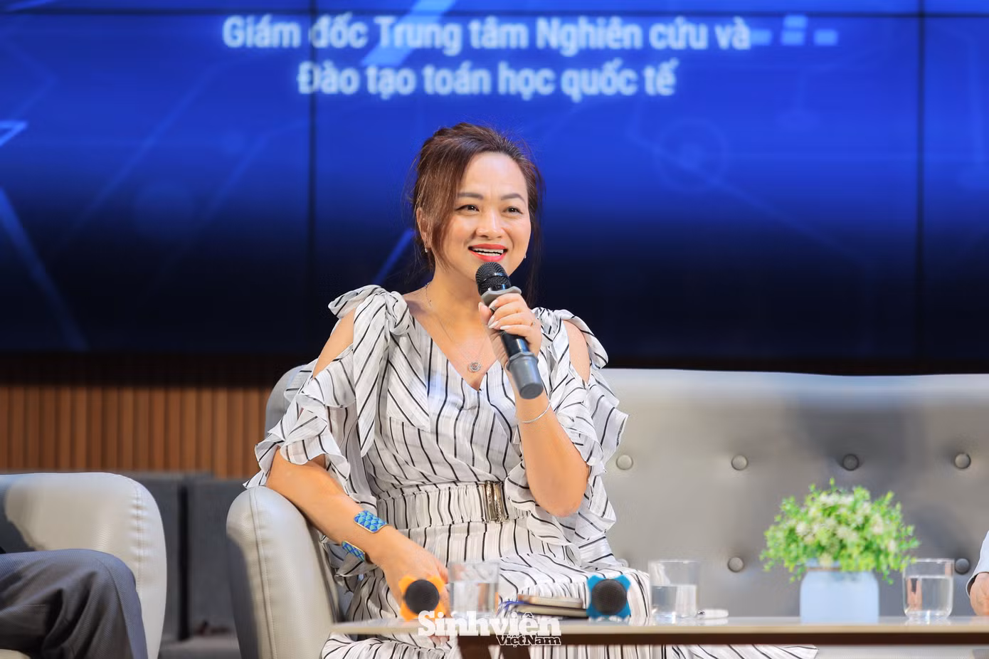 Tại Tọa đàm "Dấu ấn 10 năm Olympic Kinh tế lượng và Ứng dụng", các diễn giả đã cùng nhìn lại hành trình một thập kỷ đầy tự hào của Hội thi. Đây không chỉ là chặng đường bền bỉ "gieo mầm khoa học", vun đắp nền tảng tri thức cho nhiều thế hệ sinh viên Việt Nam, mà còn là nơi các chuyên gia, nhà khoa học truyền cảm hứng, tiếp lửa đam mê nghiên cứu cho thế hệ trẻ.
