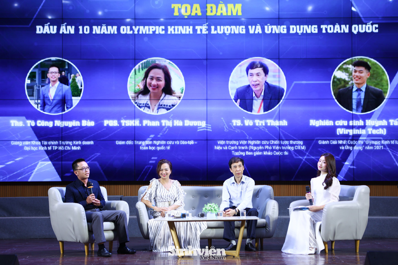 Tại Tọa đàm "Dấu ấn 10 năm Olympic Kinh tế lượng và Ứng dụng", các diễn giả đã cùng nhìn lại hành trình một thập kỷ đầy tự hào của Hội thi. Đây không chỉ là chặng đường bền bỉ "gieo mầm khoa học", vun đắp nền tảng tri thức cho nhiều thế hệ sinh viên Việt Nam, mà còn là nơi các chuyên gia, nhà khoa học truyền cảm hứng, tiếp lửa đam mê nghiên cứu cho thế hệ trẻ.