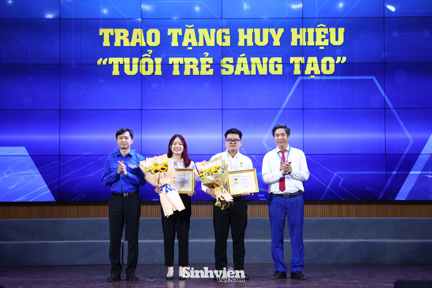 PGS. TS. Nguyễn Đào Tùng - Giám đốc Học viện Tài chính và anh Nguyễn Minh Triết - Chủ tịch Trung ương Hội SVVN trao tặng kỷ niệm chương "Vì thế hệ trẻ" và Huy hiệu "Tuổi trẻ sáng tạo" cho các cá nhân có đóng góp quan trọng với Hội thi.