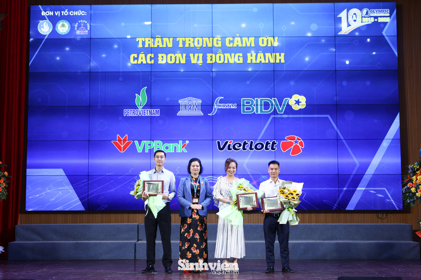 PGS. TS Trương Thị Thuỷ - Phó Giám đốc Học viện Tài chính tặng hoa, trao biểu trưng cảm ơn các đơn vị tài trợ, đối tác.