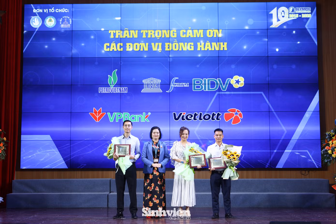 PGS. TS Trương Thị Thuỷ - Phó Giám đốc Học viện Tài chính tặng hoa, trao biểu trưng cảm ơn các đơn vị tài trợ, đối tác.