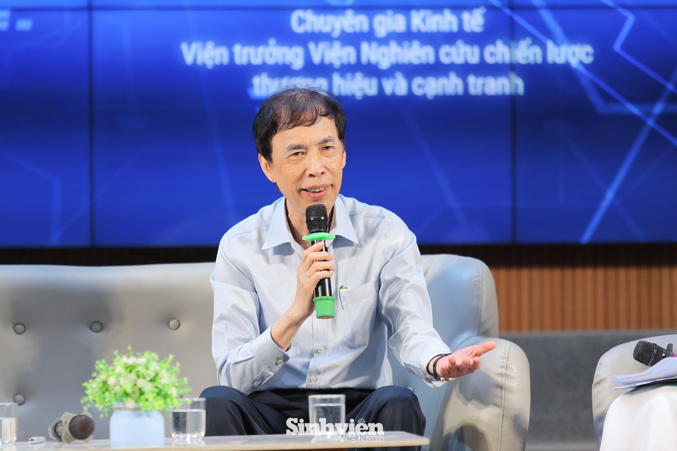 Tại Tọa đàm "Dấu ấn 10 năm Olympic Kinh tế lượng và Ứng dụng", các diễn giả đã cùng nhìn lại hành trình một thập kỷ đầy tự hào của Hội thi. Đây không chỉ là chặng đường bền bỉ "gieo mầm khoa học", vun đắp nền tảng tri thức cho nhiều thế hệ sinh viên Việt Nam, mà còn là nơi các chuyên gia, nhà khoa học truyền cảm hứng, tiếp lửa đam mê nghiên cứu cho thế hệ trẻ.