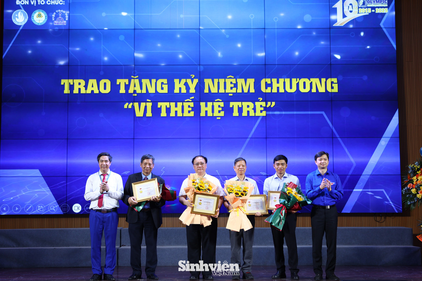 PGS. TS. Nguyễn Đào Tùng - Giám đốc Học viện Tài chính và anh Nguyễn Minh Triết - Chủ tịch Trung ương Hội SVVN trao tặng kỷ niệm chương "Vì thế hệ trẻ" và Huy hiệu "Tuổi trẻ sáng tạo" cho các cá nhân có đóng góp quan trọng với Hội thi.