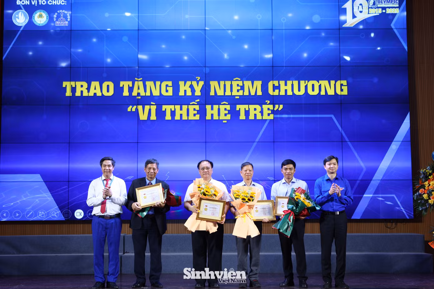 PGS. TS. Nguyễn Đào Tùng - Giám đốc Học viện Tài chính và anh Nguyễn Minh Triết - Chủ tịch Trung ương Hội SVVN trao tặng kỷ niệm chương "Vì thế hệ trẻ" và Huy hiệu "Tuổi trẻ sáng tạo" cho các cá nhân có đóng góp quan trọng với Hội thi.
