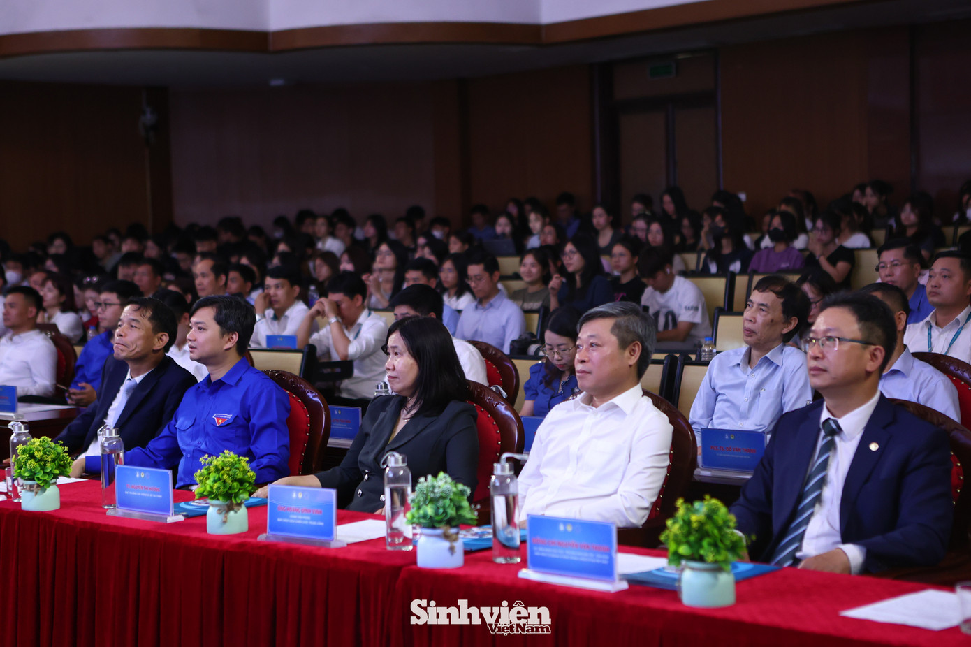 Tham dự chương trình có ông Vũ Thanh Mai – Phó Trưởng Ban Tuyên giáo Trung ương; anh Nguyễn Minh Triết – Bí thư Trung ương Đoàn, Chủ tịch Trung ương Hội Sinh viên Việt Nam; anh Lâm Tùng – Phó Trưởng Ban Thanh niên Trường học Trung ương Đoàn, Giám đốc Trung tâm Hỗ trợ và Phát triển sinh viên Việt Nam. TS. Nguyễn Thị Hương – Cục trưởng Cục Thống kê, Bộ Kế hoạch và Đầu tư; ông Hoàng Đình Vinh – đại diện Ban Chính sách, Chiến lược Trung ương; ông Nguyễn Văn Thanh – Trưởng Ban Dân tộc, Tôn giáo và Kiều bào, Ủy ban Trung ương Mặt trận Tổ quốc Việt Nam; GS. TSKH. Đoàn Thái Sơn – Viện trưởng Viện Toán học, Viện Hàn lâm Khoa học và Công nghệ Việt Nam; TS. Lê Thị Thùy Vân – Phó Viện trưởng Viện Chiến lược và Chính sách tài chính, Bộ Tài chính. Sự kiện còn có sự tham dự của đại diện các bộ, ban, ngành, đoàn thể Trung ương và TP. Hà Nội, cùng các chuyên gia, nhà khoa học, thành viên Ban Giám khảo, Ban Lãnh đạo Học viện Tài chính, đại diện các trường đại học và đông đảo sinh viên, cựu thí sinh qua các mùa thi.