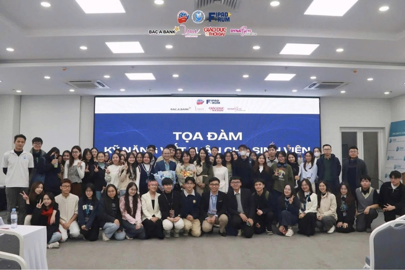 Sinh viên tham dự Tọa đàm “Kỹ năng viết luận cho sinh viên”.