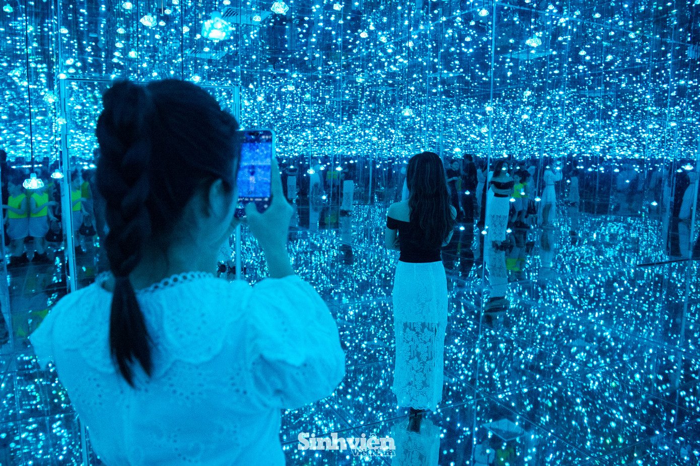 Nhiều bạn trẻ thể hiện sự thích thú với không gian bắt mắt và ánh sáng ấn tượng. Đa phần các bạn trẻ lựa chọn trang phục mang phong cách trẻ trung, có tông màu sáng nổi bật khi check-in.