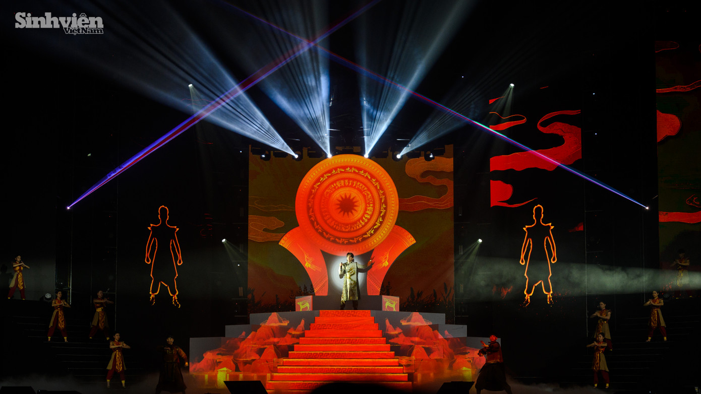 Huyền thoại Vpop 8X - ca sĩ Đan Trường xuất hiện với concept bất ngờ tại liveshow, nam ca sĩ truyền ngọn lửa yêu nước đến khán giả qua ca khúc Dòng máu Lạc Hồng.