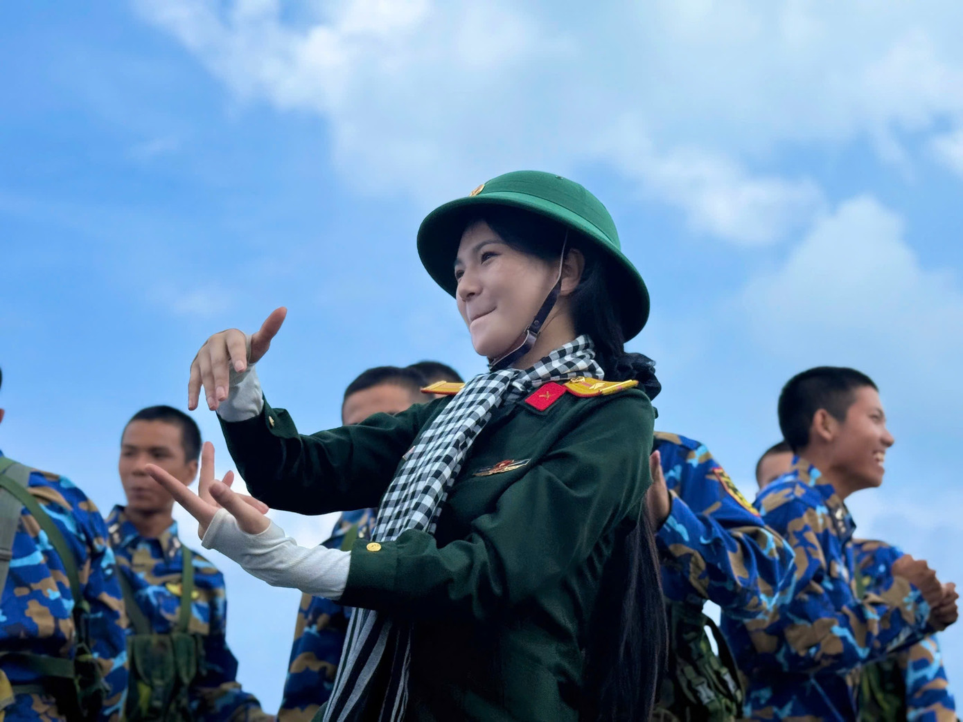 Với cô ca sĩ trẻ, hành trình giữa trùng khơi không chỉ là trải nghiệm quý giá, mà còn là niềm vinh dự sâu sắc khi được sống cùng những người đang ngày đêm gìn giữ biển đảo quê hương. Với cô ca sĩ trẻ, hành trình giữa trùng khơi không chỉ là trải nghiệm quý giá, mà còn là niềm vinh dự sâu sắc khi được sống cùng những người đang ngày đêm gìn giữ biển đảo quê hương.