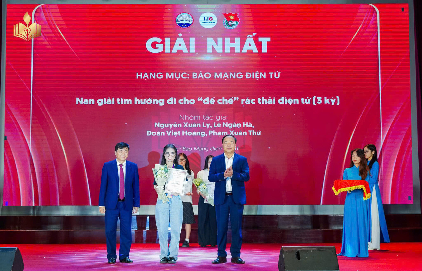 Nhóm tác giả Nguyễn Xuân Ly, Lê Ngân Hà, Đoàn Việt Hoàng và Phạm Xuân Thứ nhận giải Nhất hạng mục Báo mạng điện tử tại Giải Báo chí Sóng trẻ toàn quốc 2024 với loạt Emagazine điều tra ba kỳ về rác thải điện tử.