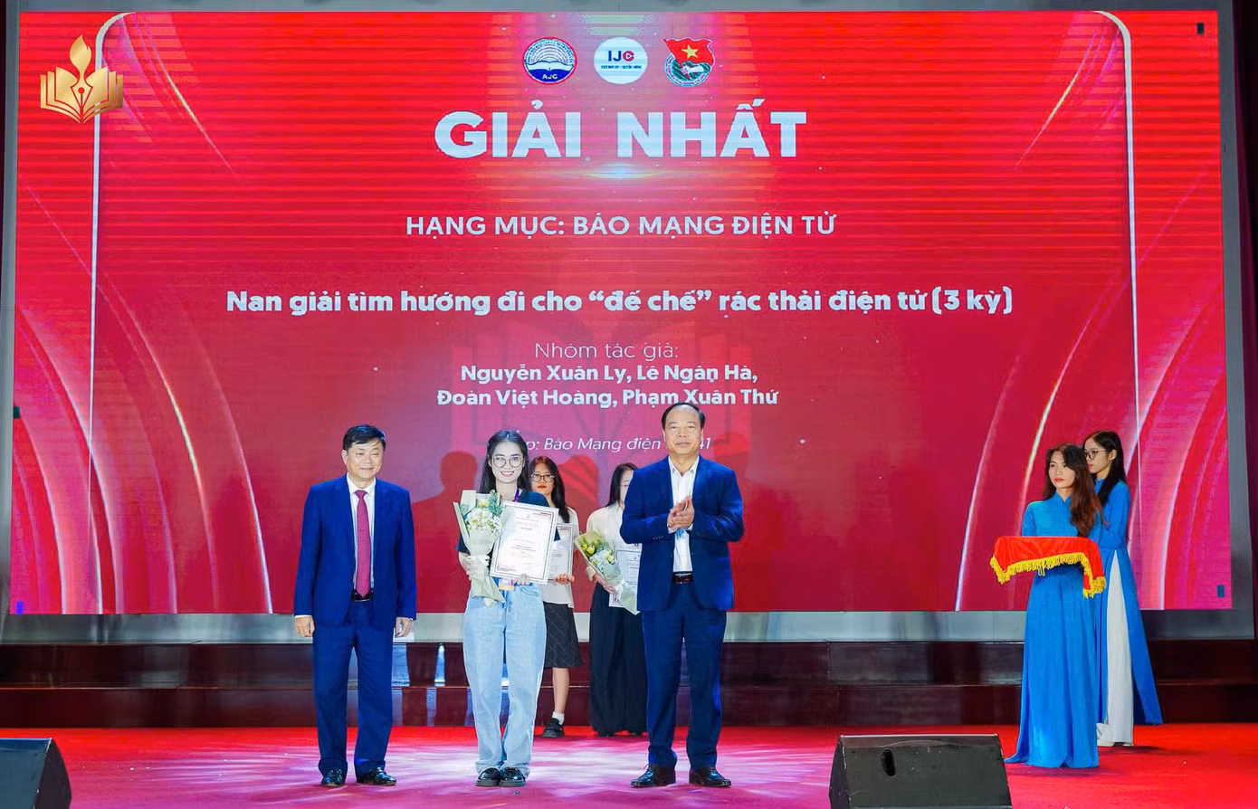 Nhóm tác giả Nguyễn Xuân Ly, Lê Ngân Hà, Đoàn Việt Hoàng và Phạm Xuân Thứ nhận giải Nhất hạng mục Báo mạng điện tử tại Giải Báo chí Sóng trẻ toàn quốc 2024 với loạt Emagazine điều tra ba kỳ về rác thải điện tử.