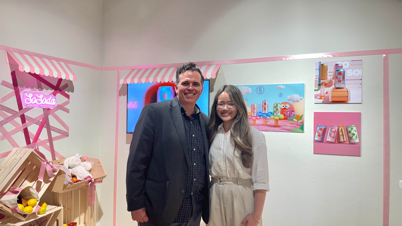 Ngọc Khánh cùng thầy giáo của mình ở Trường Đại học Northern Kentucky (Mỹ). Ngọc Khánh cùng thầy giáo của mình ở Trường Đại học Northern Kentucky (Mỹ).