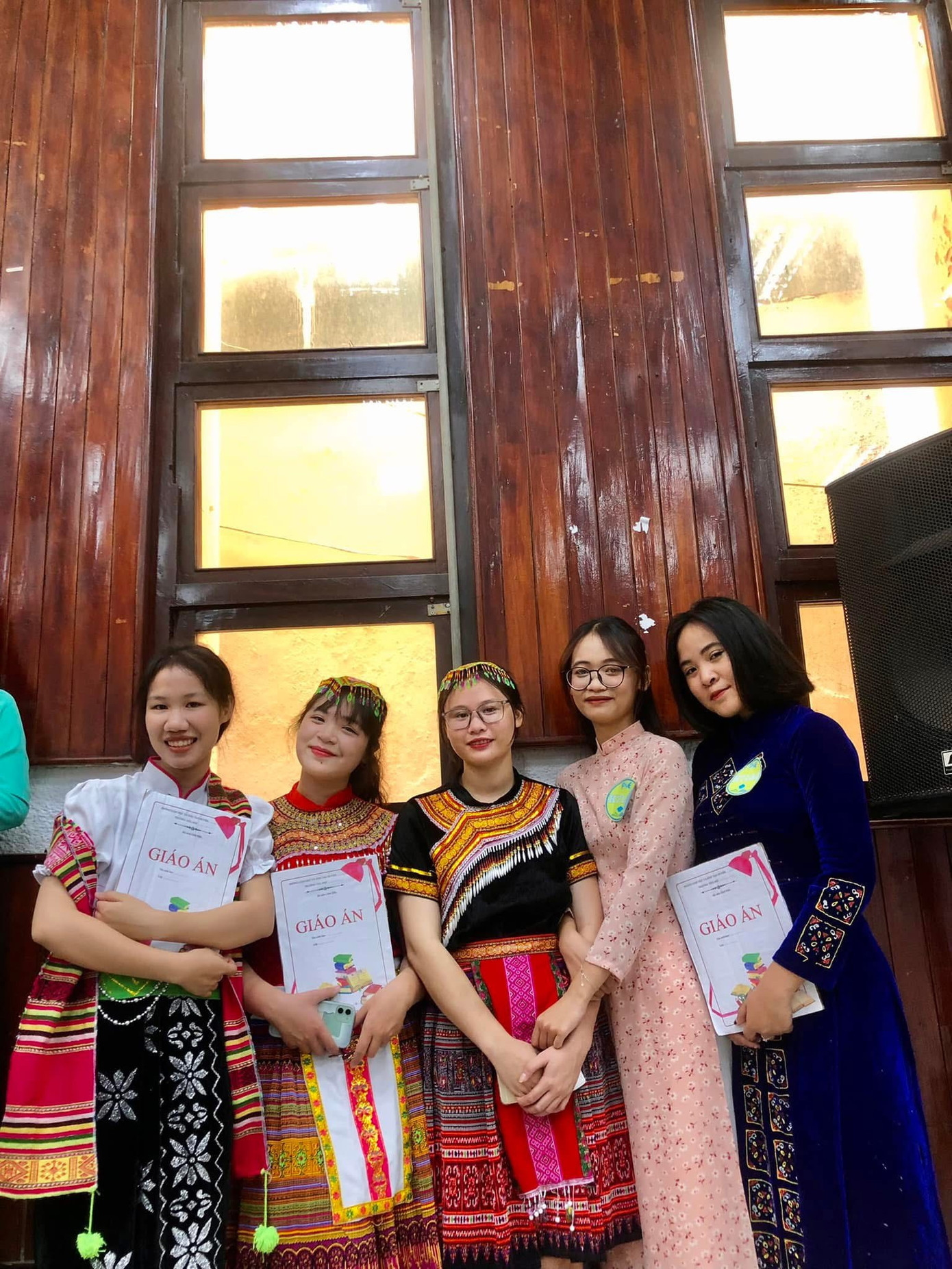 Khánh Ly tham gia cuộc thi Nghiệp vụ sư phạm. Khánh Ly tham gia cuộc thi Nghiệp vụ sư phạm.