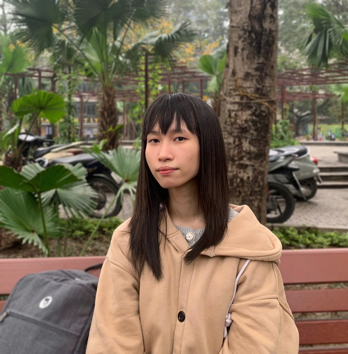 Anh Thư gặp phải tình huống đầy hài hước khi phải mặc nguyên chiếc quần ướt gấu đi học.