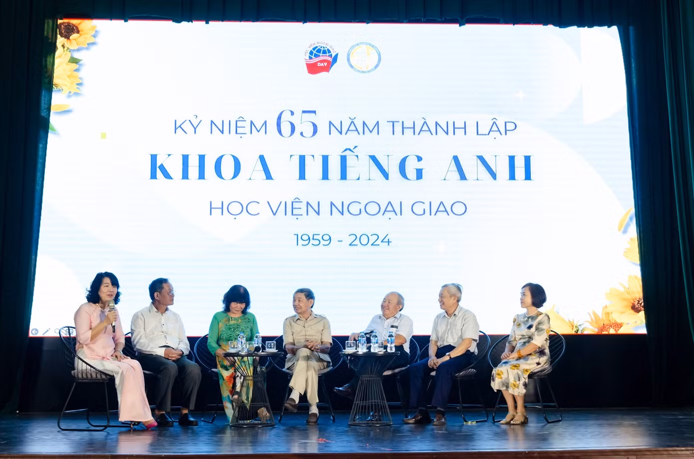 Các thế hệ giảng viên, sinh viên đã và đang học tập, giảng dạy, cống hiến tại Khoa Tiếng Anh trong lễ kỷ niệm 65 năm truyền thống Khoa Tiếng Anh - Học viện Ngoại giao.