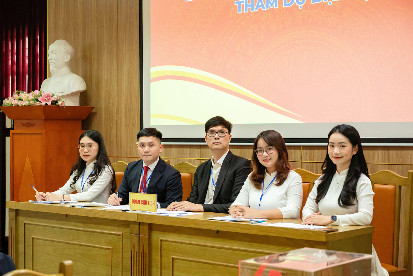 Hà Anh tại Đại hội Chi bộ Sinh viên lần thứ V (ngồi thứ hai từ bên phải qua). Hà Anh tại Đại hội Chi bộ Sinh viên lần thứ V (ngồi thứ hai từ bên phải qua).