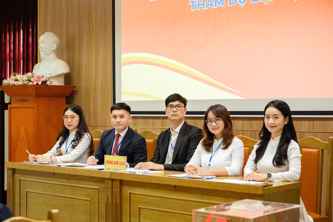 Hà Anh tại Đại hội Chi bộ Sinh viên lần thứ V (ngồi thứ hai từ bên phải qua).