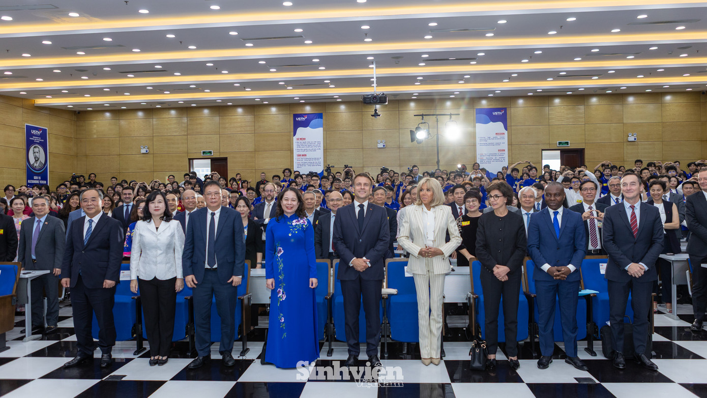 Tổng thống Pháp Emmanuel Macron cùng Phu nhân Brigitte Marie-Claude Macron và Phó Chủ tịch nước Võ Thị Ánh Xuân chụp ảnh lưu niệm tại USTH.