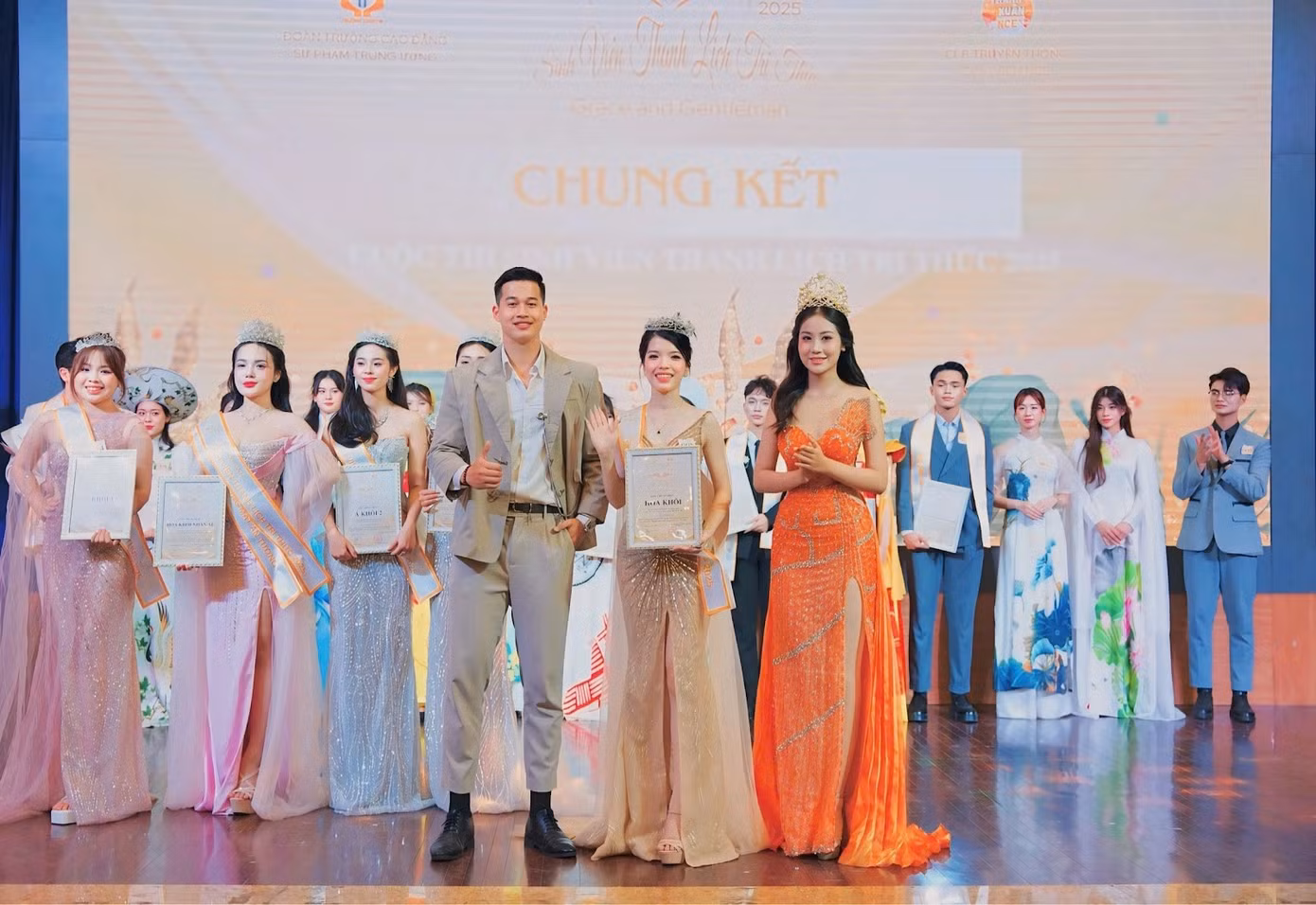 Giây phút đăng quang đầy tự hào của tân hoa khôi Vũ Thị Trà My. Giây phút đăng quang đầy tự hào của tân hoa khôi Vũ Thị Trà My.