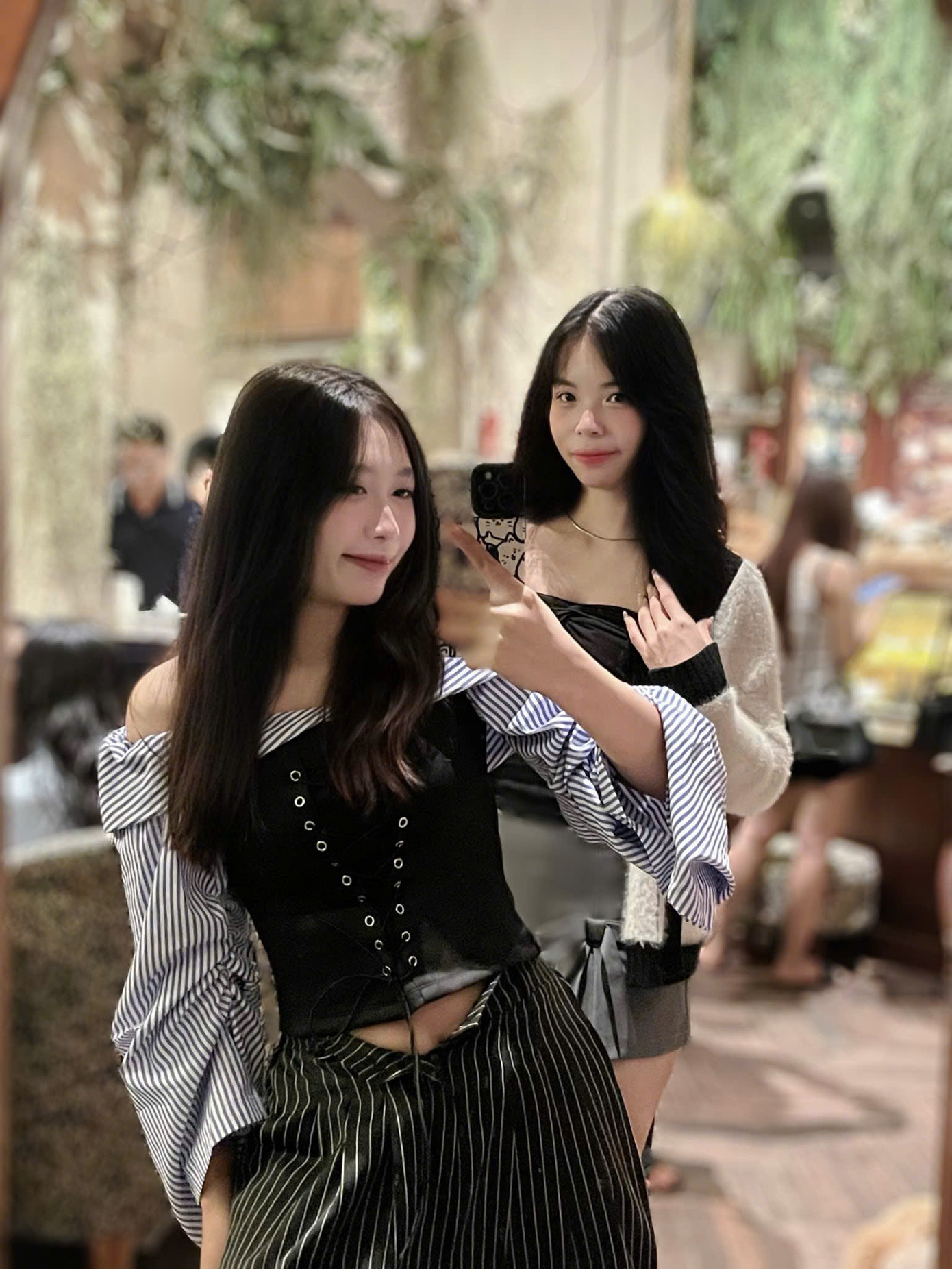 Ngoài việc làm thêm, Huyền Trang còn tranh thủ thời gian gặp gỡ bạn bè. Ngoài việc làm thêm, Huyền Trang còn tranh thủ thời gian gặp gỡ bạn bè.