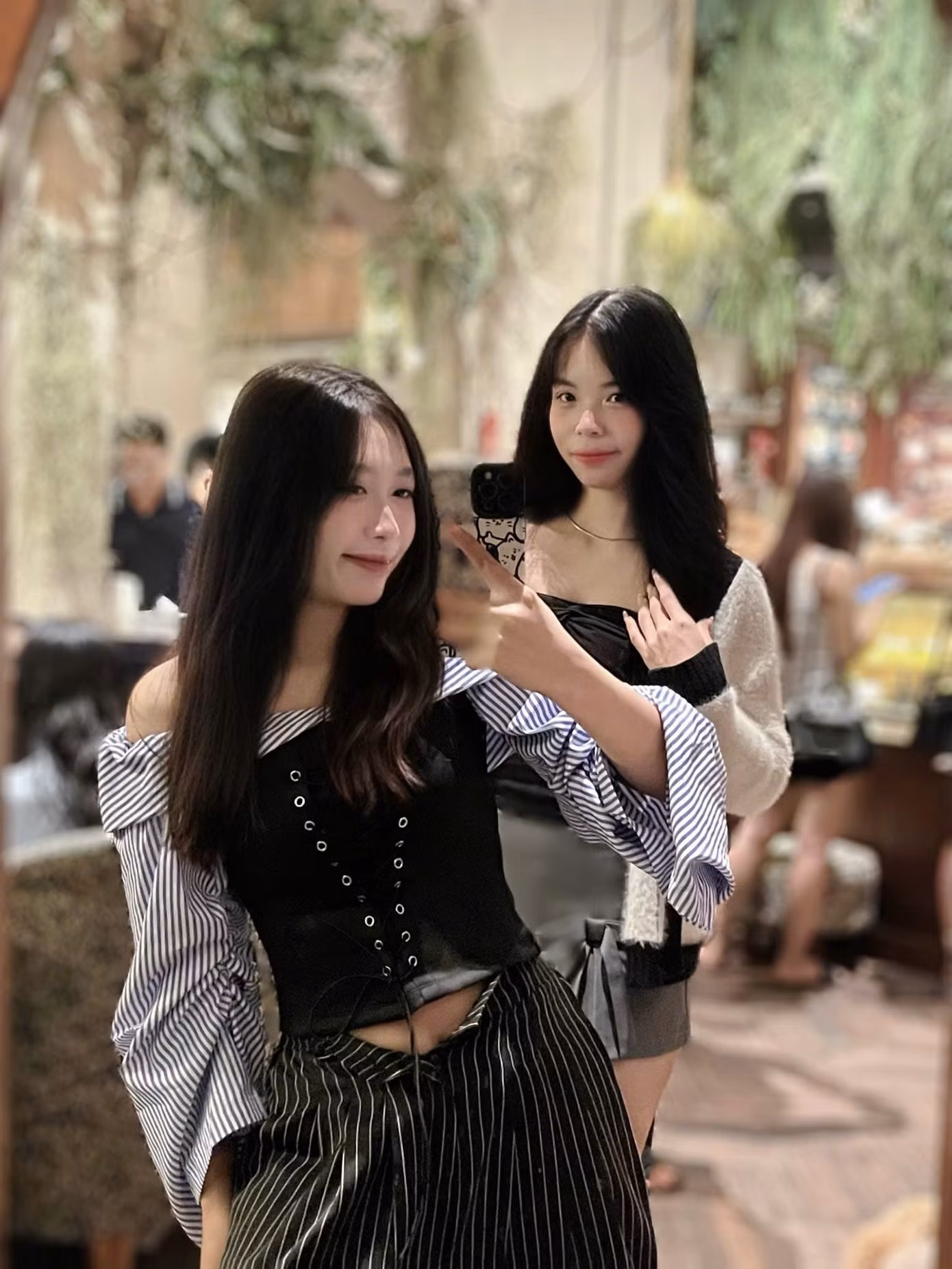 Ngoài việc làm thêm, Huyền Trang còn tranh thủ thời gian gặp gỡ bạn bè.