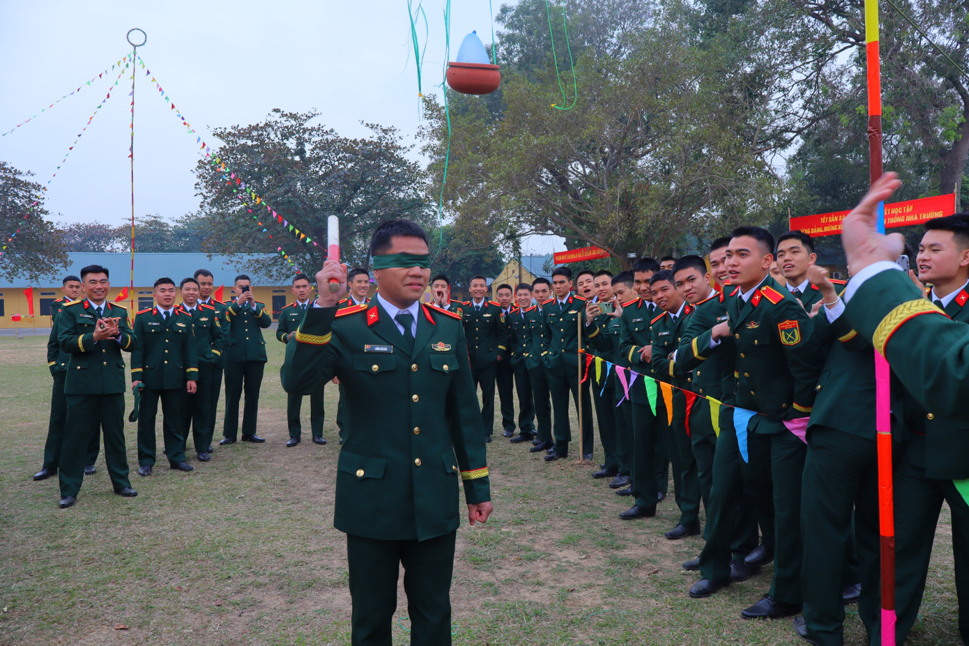 Các chiến sĩ tham gia chơi bịt mắt đập niêu.